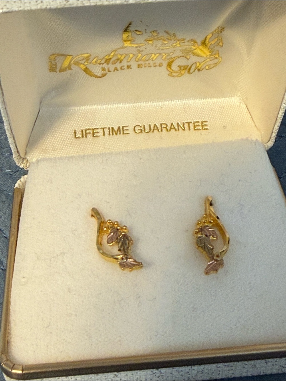 10K Mt. Rushmore Black Hills Gold earrings with box